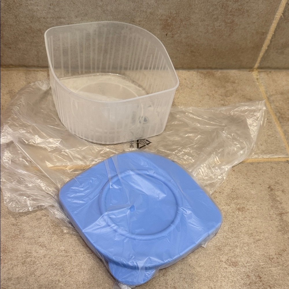 Tupperware Fresh N Cool container-